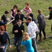 Kooperation und Kommunikation führt zu auf der Wiese zu Teambuilding
