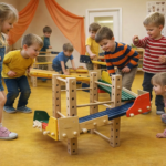 Die Tourmello_Spiele und die breiten Möglichkeiten zur Sprachförderung und Feinmotorikförderung sind im offenen oder geleiteten Spiel direkt erfahrbar.