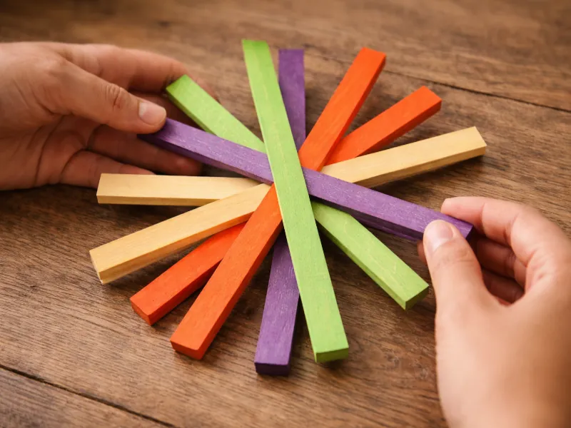 Holzspiel mit farbigen Stäben – Förderung von Feinmotorik und Koordination