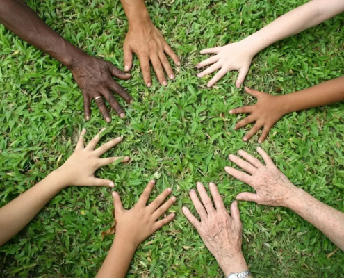 Gruppe bei einer Teamübung mit Holzspiel im Coaching-Kontext