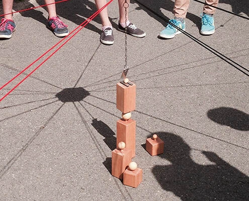 Spiele zur Sprachförderung, wie der Kugeltower fördern aktiv die Kommunikation