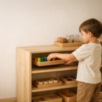 Kind ordnet selbstständig Montessori-Holzmaterial in ein offenes Regal ein