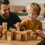Familie spielt zuhause gemeinsam mit einem Holzspiel am Tisch