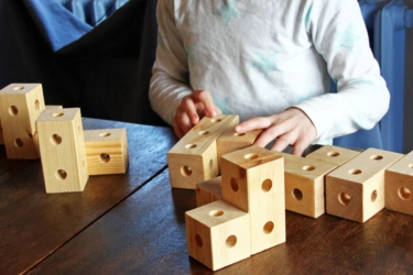 Konzentrationsübungen mit dem Soma-Würfel, Der Würfel läd auch Familien ein gemeinsam zu knobeln und zu entdecken