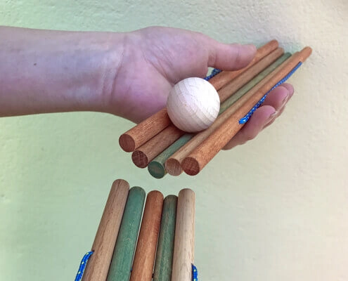 Ballance Teamspiel aus Holz, Eine Kugel muss von mehreren Spielern sauber balanciert werden